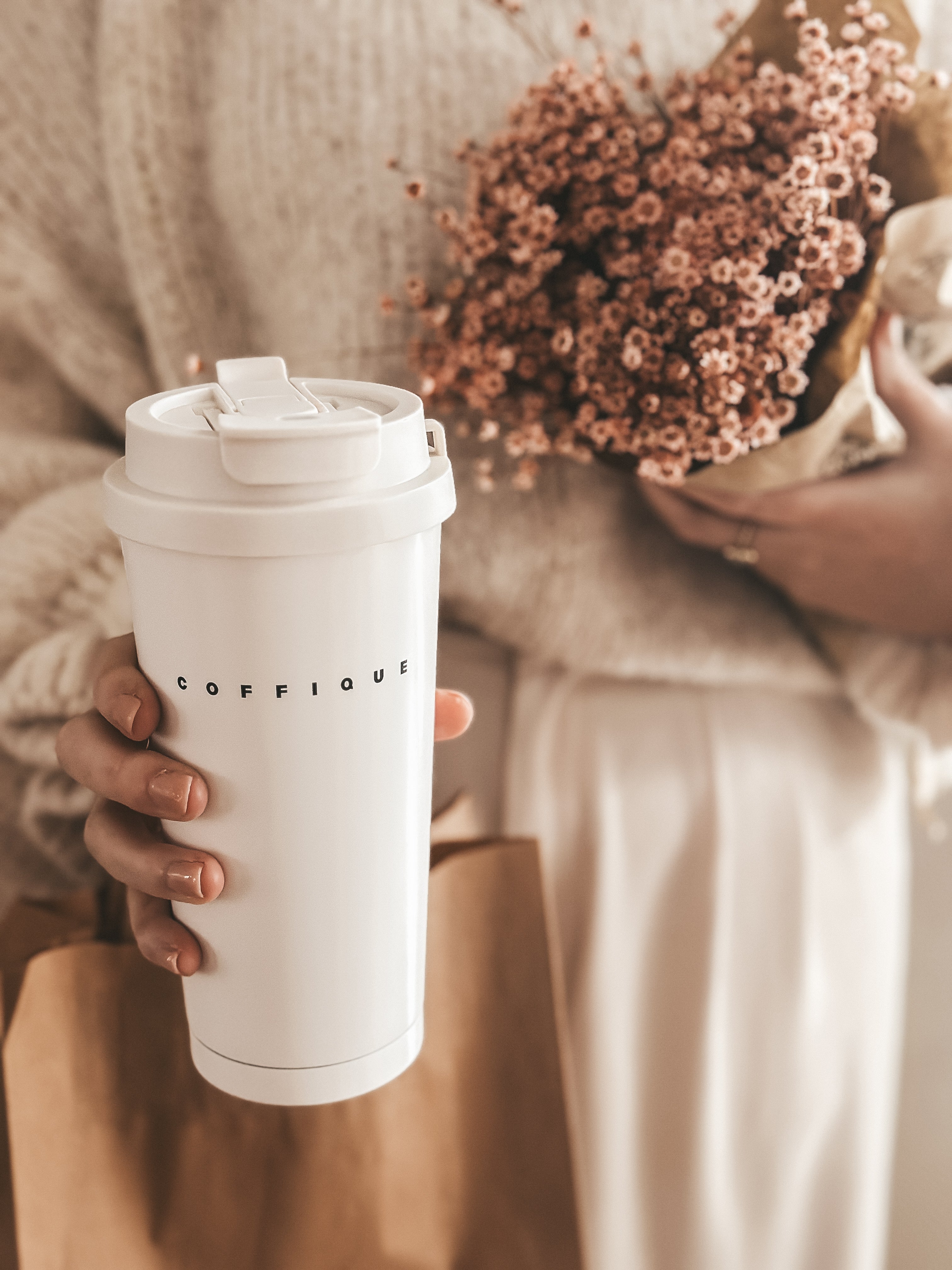 Coffique meeneembeker to go beker wit creme met twee drinkmogelijkheden