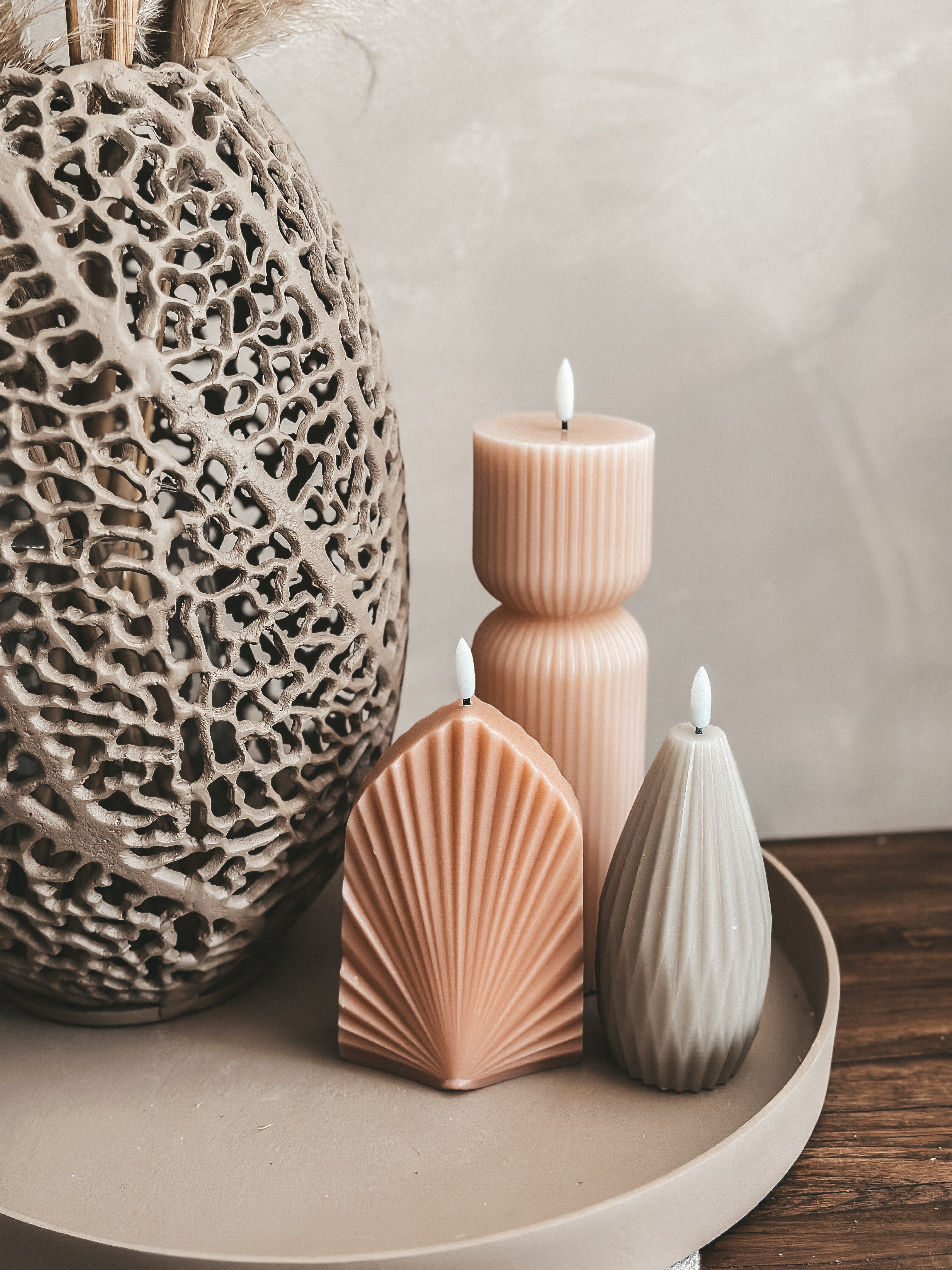 JUNO ledkaarsen led kaars perzik abrikoos beige set hoge ribbel stompkaars waaier ovaal kegel timer dienblad vaas beige open