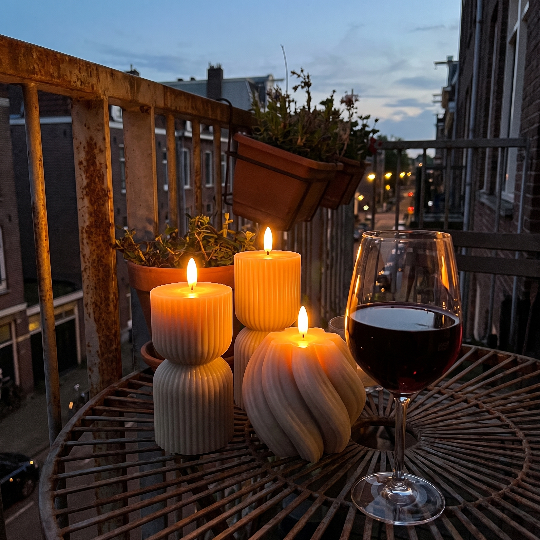JUNOfires ledkaarsen op het balkon in de avond