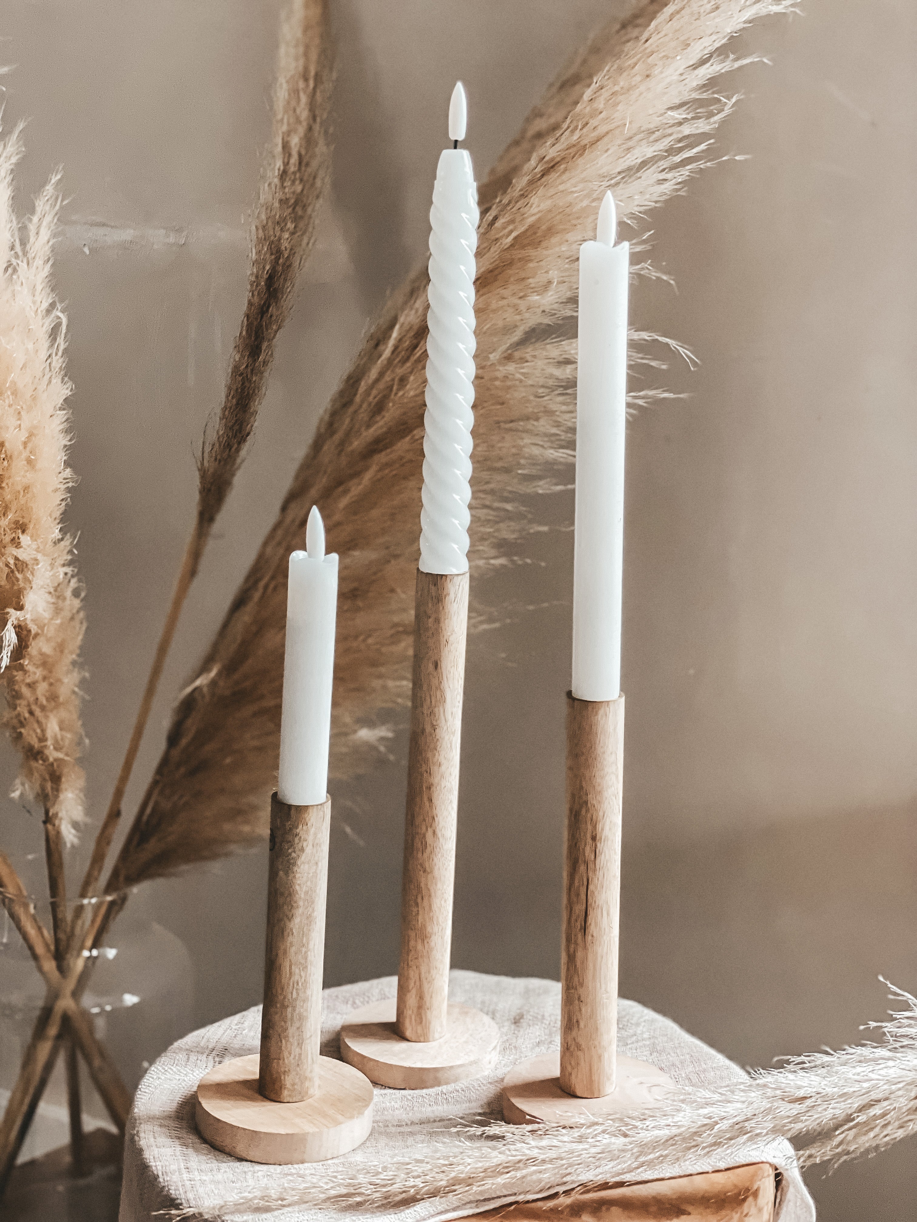 JUNO ernst kandelaar hout licht dinerkaarsen wit rustiek swirl