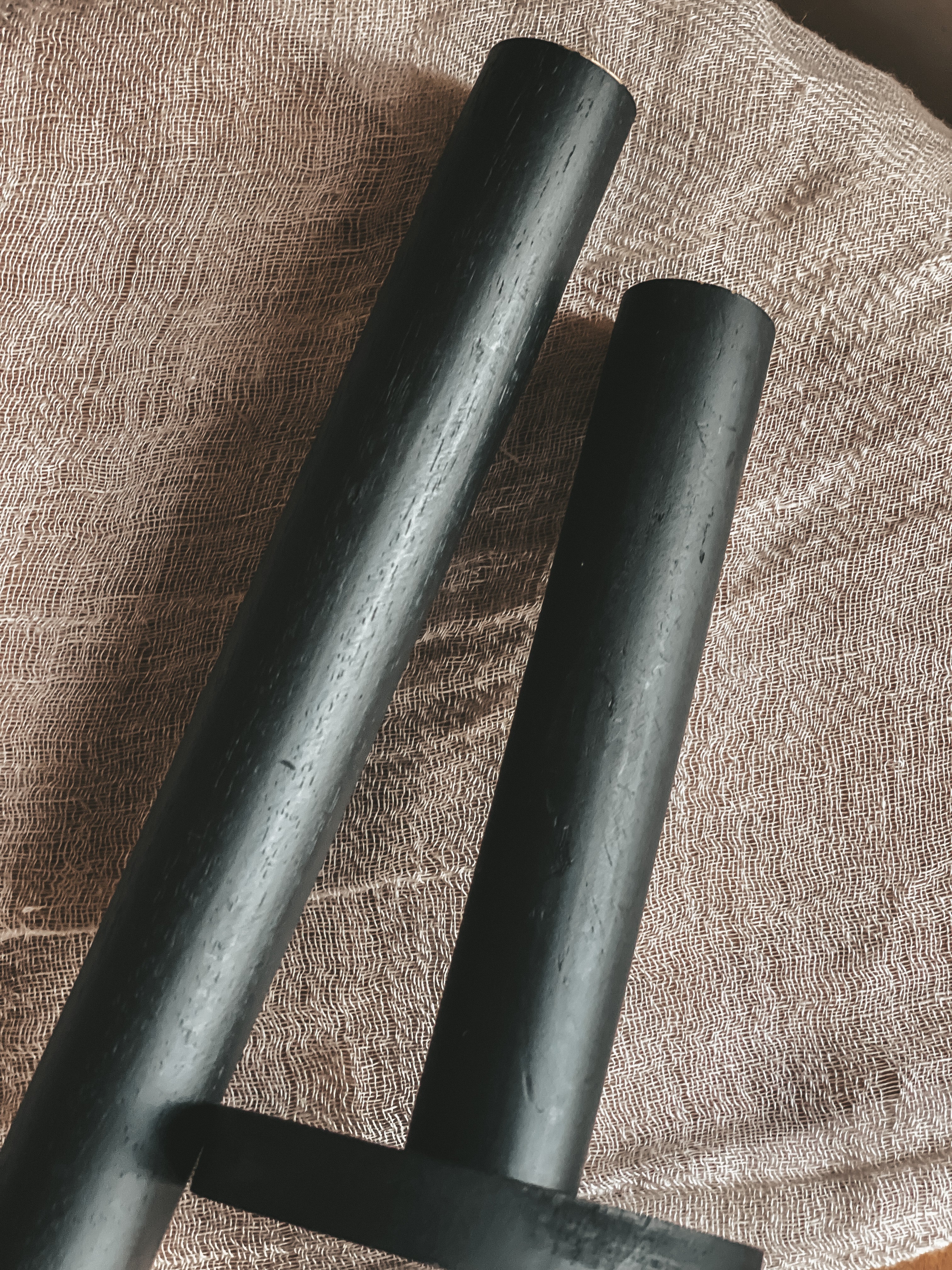 JUNO ernst kandelaar hout zwart