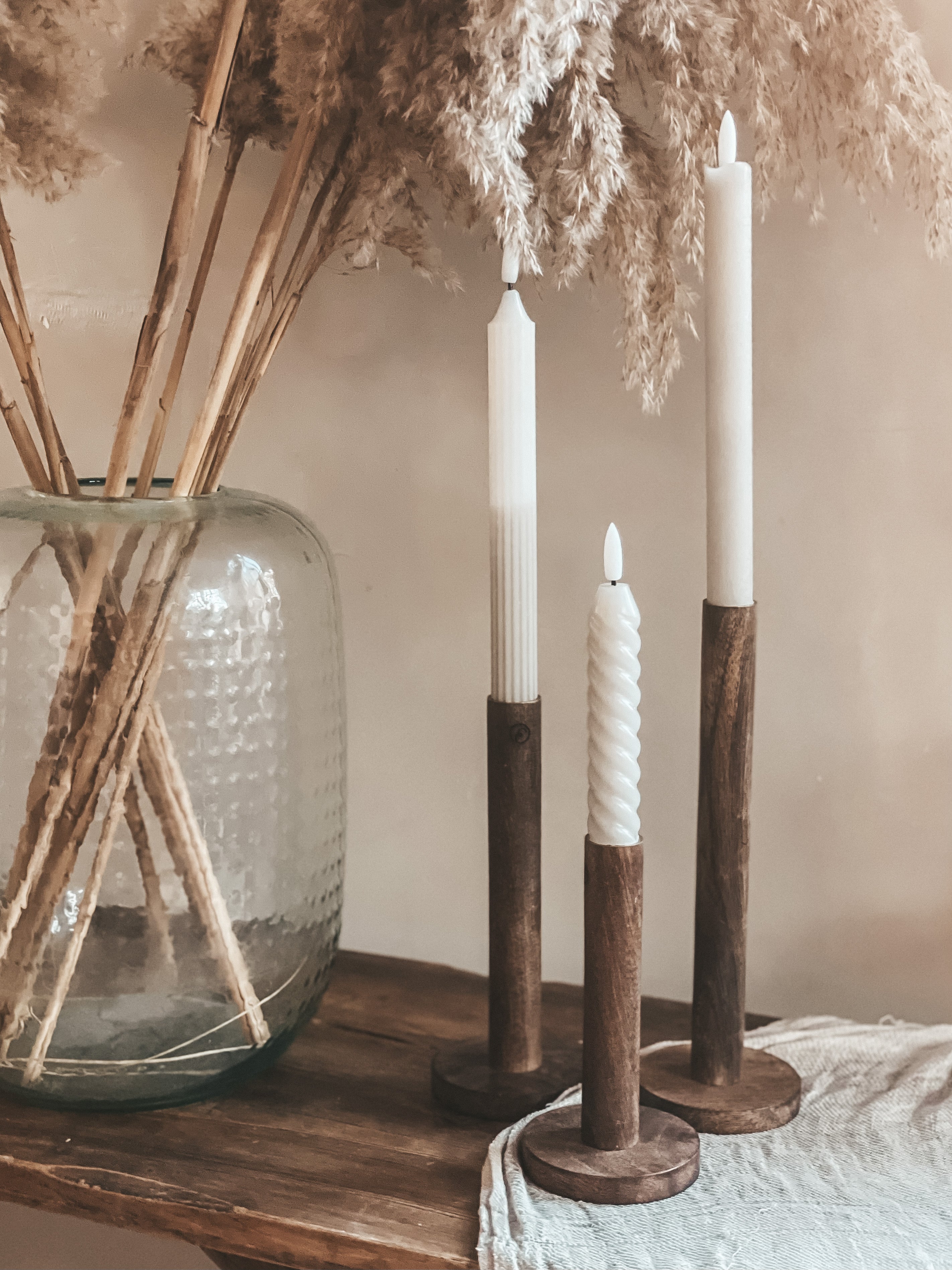 ernst kandelaar donker hout JUNO ledkaarsen beige swirl ribbel rustiek wit