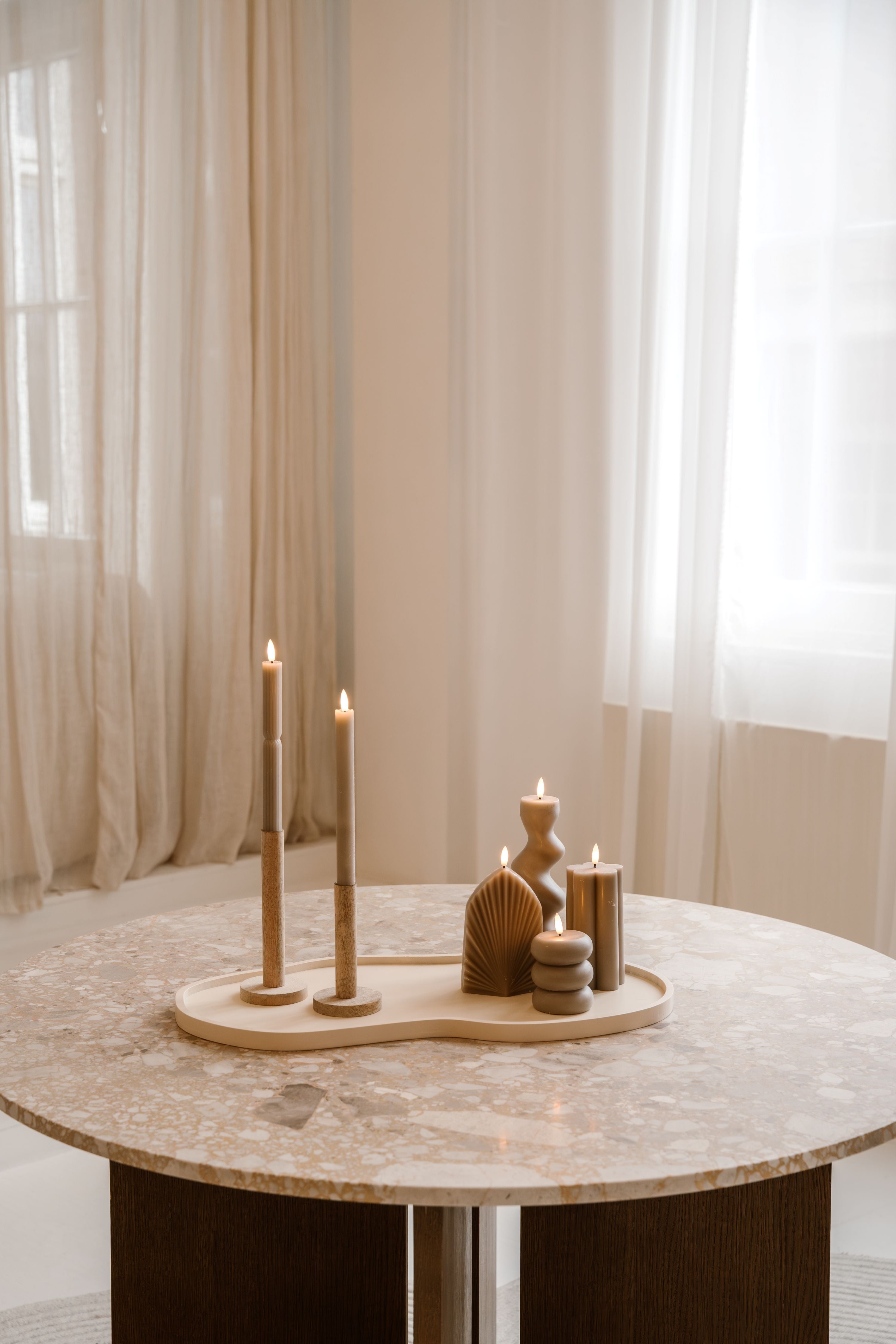 Set mit gestreiften, gespaltenen Abendessenkerzen – AB